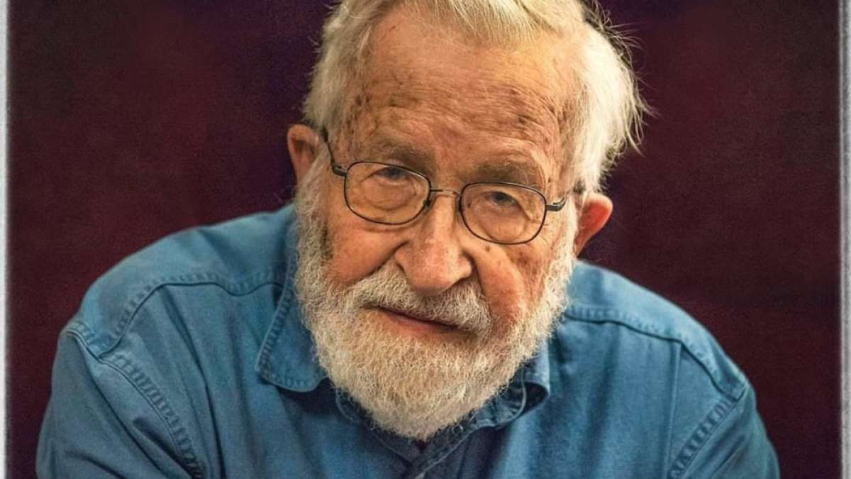 Posição política da esquerda é de manter a pressão e o ativismo, diz Noam Chomsky
