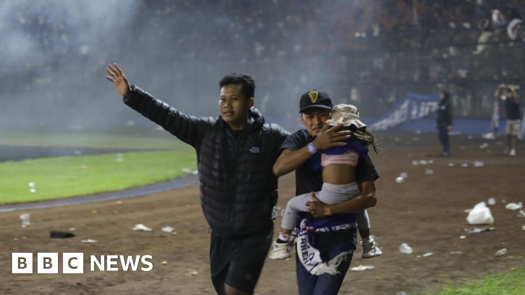 Indonesia: At least 174 dead in football stadium crush