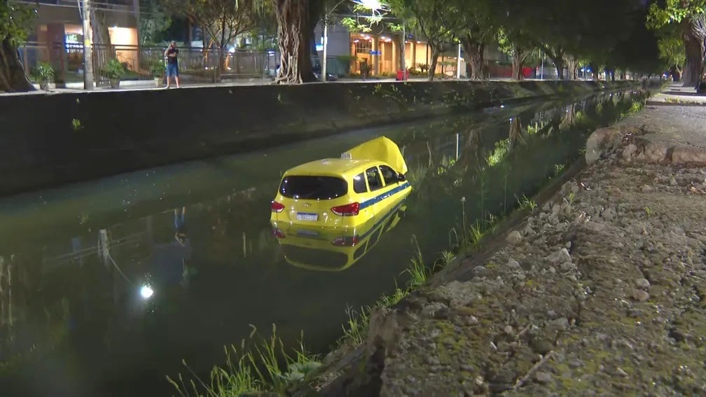 Táxi cai no canal da Avenida Visconde de Albuquerque, no Leblon