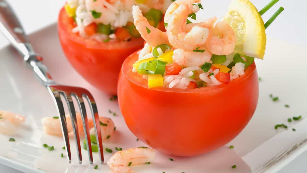 Um jantar saudável? Estes tomates com camarão têm menos de 300 calorias