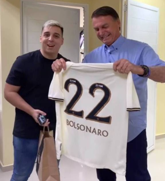 Bolsonaro diz que torcerá pelo Vasco contra o Sport ao receber camisa cruzmaltina
