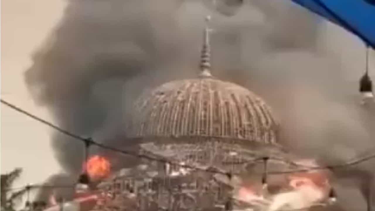 Cúpula de mesquita na Indonésia desaba após incêndio