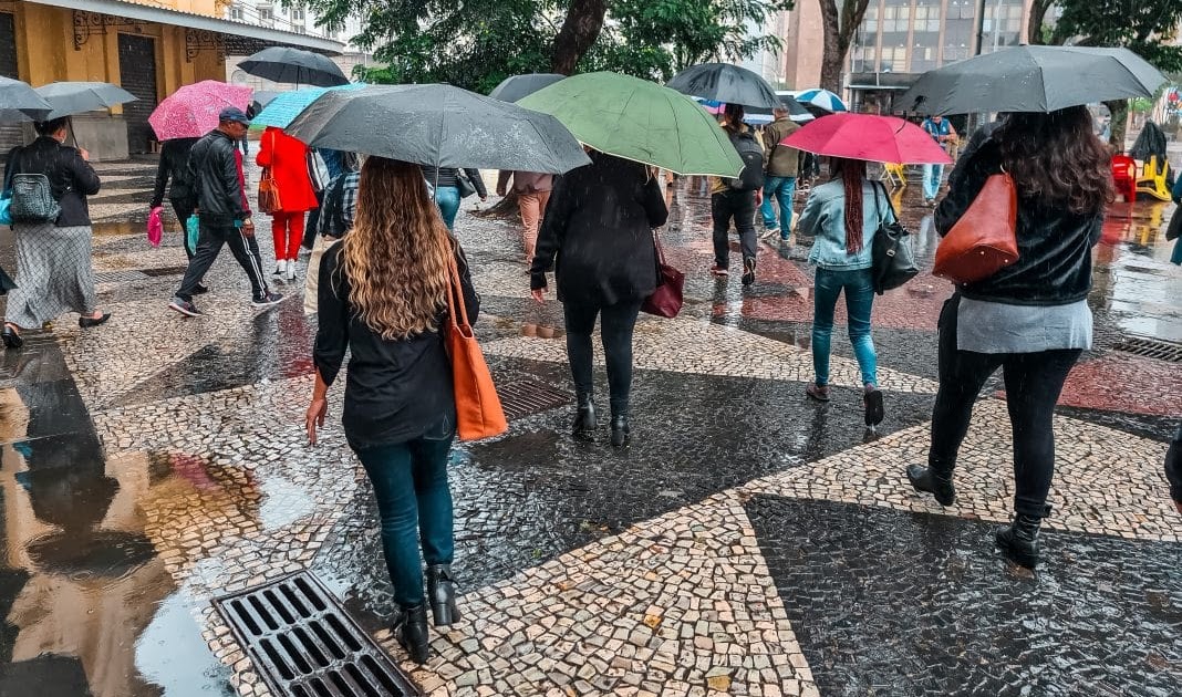 Rio deve ter segunda-feira parcialmente nublada e com pancadas de chuva à tarde e à noite