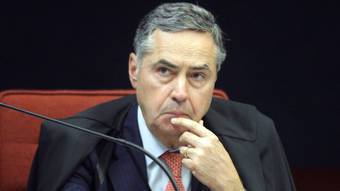 Ministro Luís Roberto Barroso é escoltado após ser hostilizado por manifestantes em SC