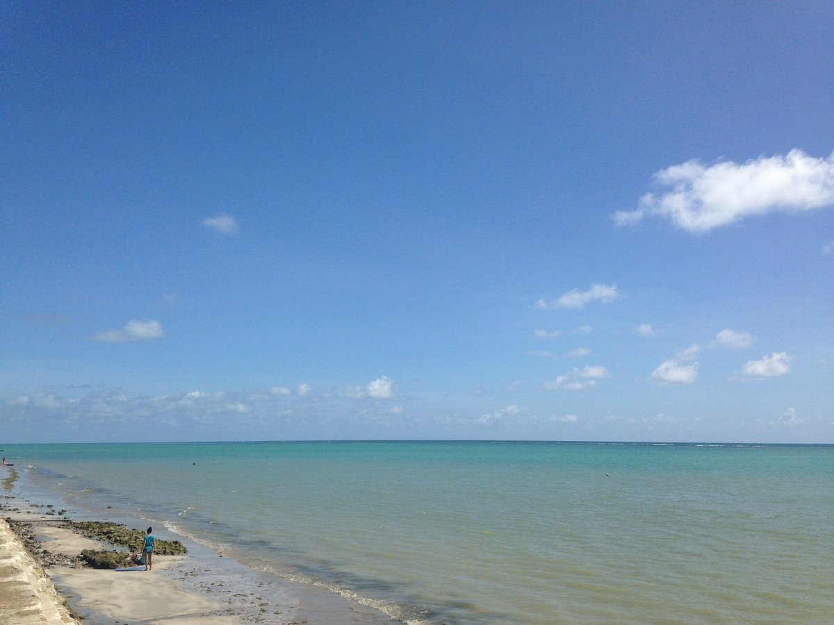 'Objeto misterioso' é encontrado por banhistas em praia de Pernambuco