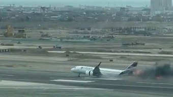Avião pega fogo após colidir com caminhão em aeroporto no Peru