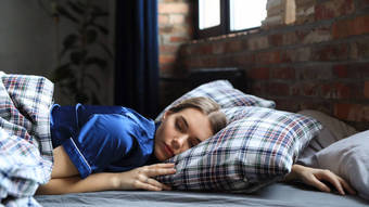 Dormir mais no fim de semana pode ser insuficiente para compensar privação de sono