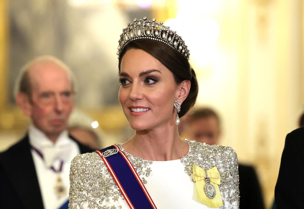 Kate usa tiara da rainha, e preferida de Diana, em jantar como princesa
