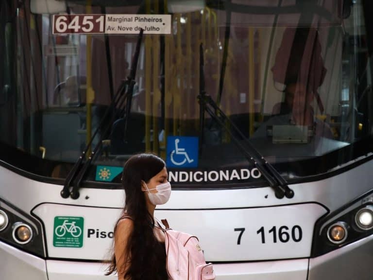 São Paulo volta a obrigar uso de máscaras no transporte público