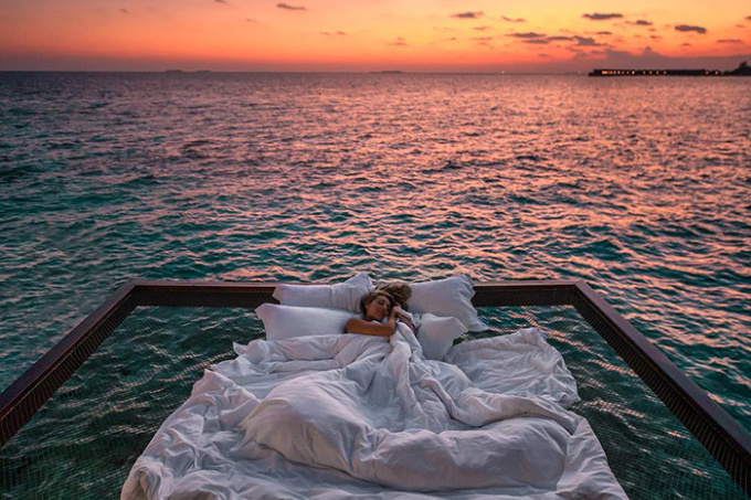 Resort oferece a chance de dormir sob as estrelas e no meio do oceano
