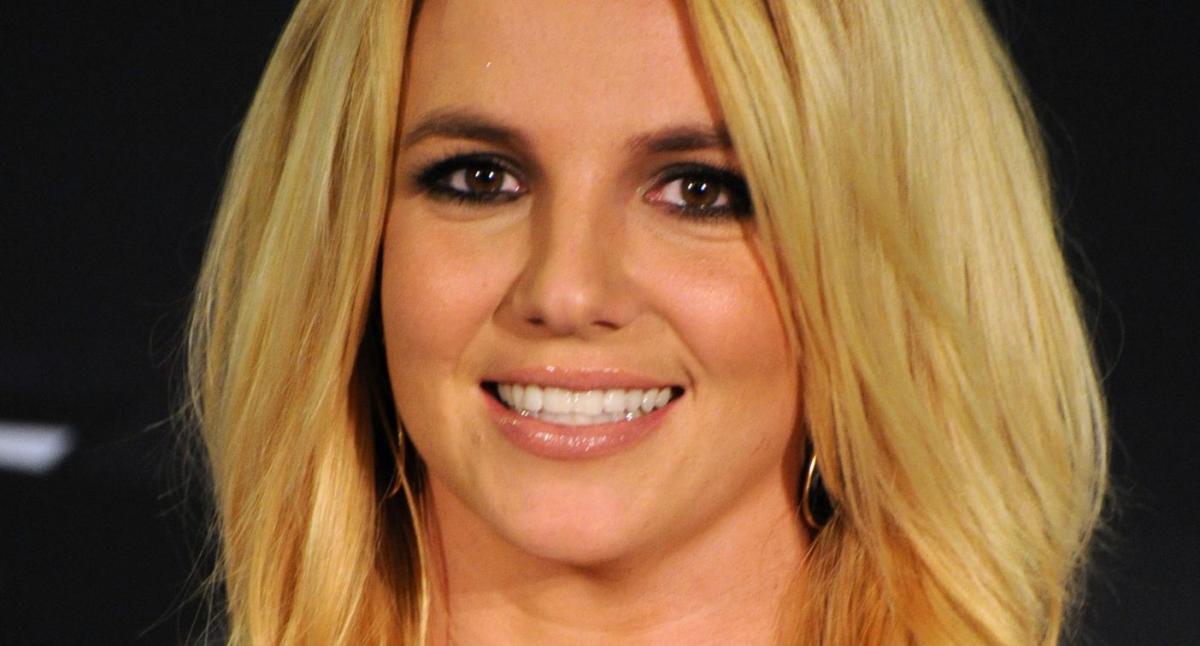 Nua, Britney Spears dispensa fotógrafo profissional para ensaio