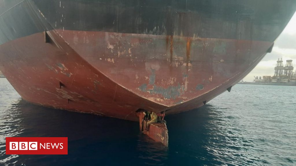 O que se sabe sobre imigrantes em foto em leme de navio que chocou o mundo - BBC News Brasil