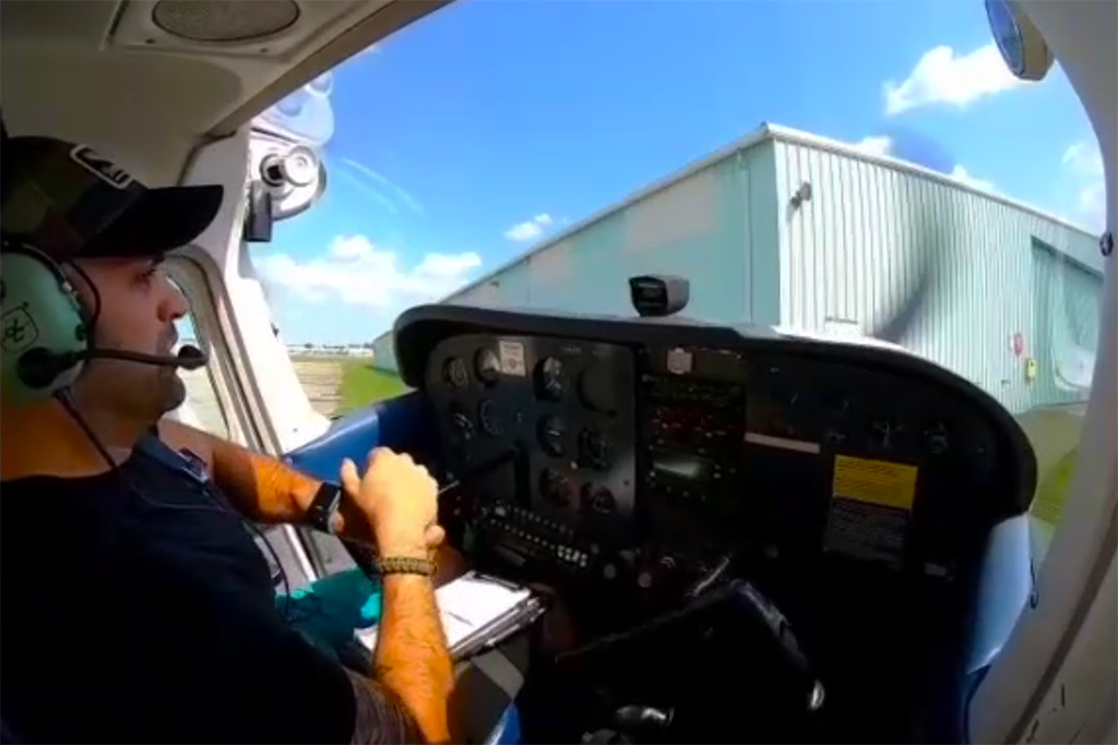 Vídeo da cabine mostra avião Cessna batendo em hangar após pouso desastroso