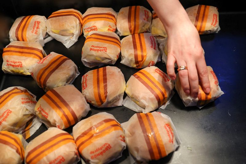Sucessor do McDonald's na Rússia substitui Big Mac por 'Big Hit' - ISTOÉ DINHEIRO