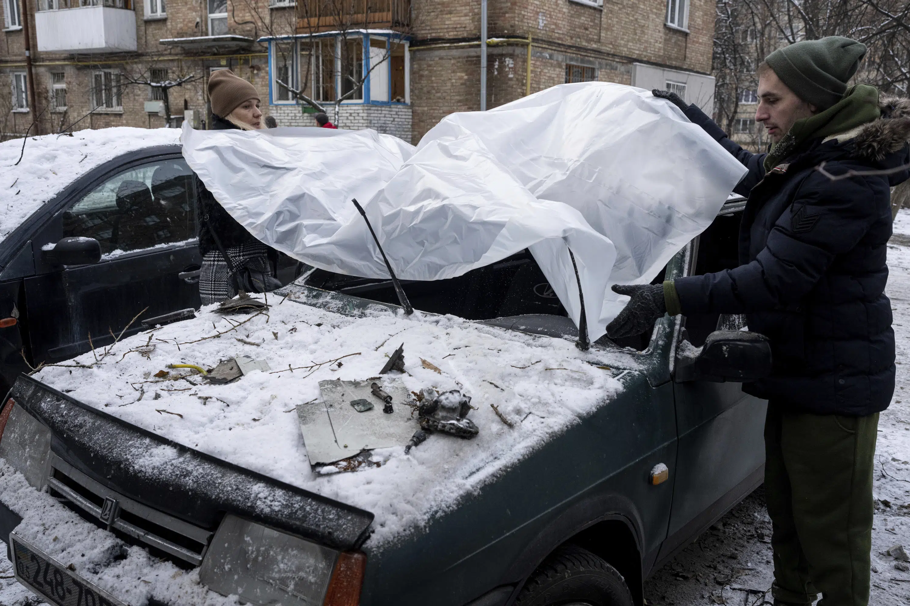 Ukraine: Russian strikes thwarted, wreckage hits buildings