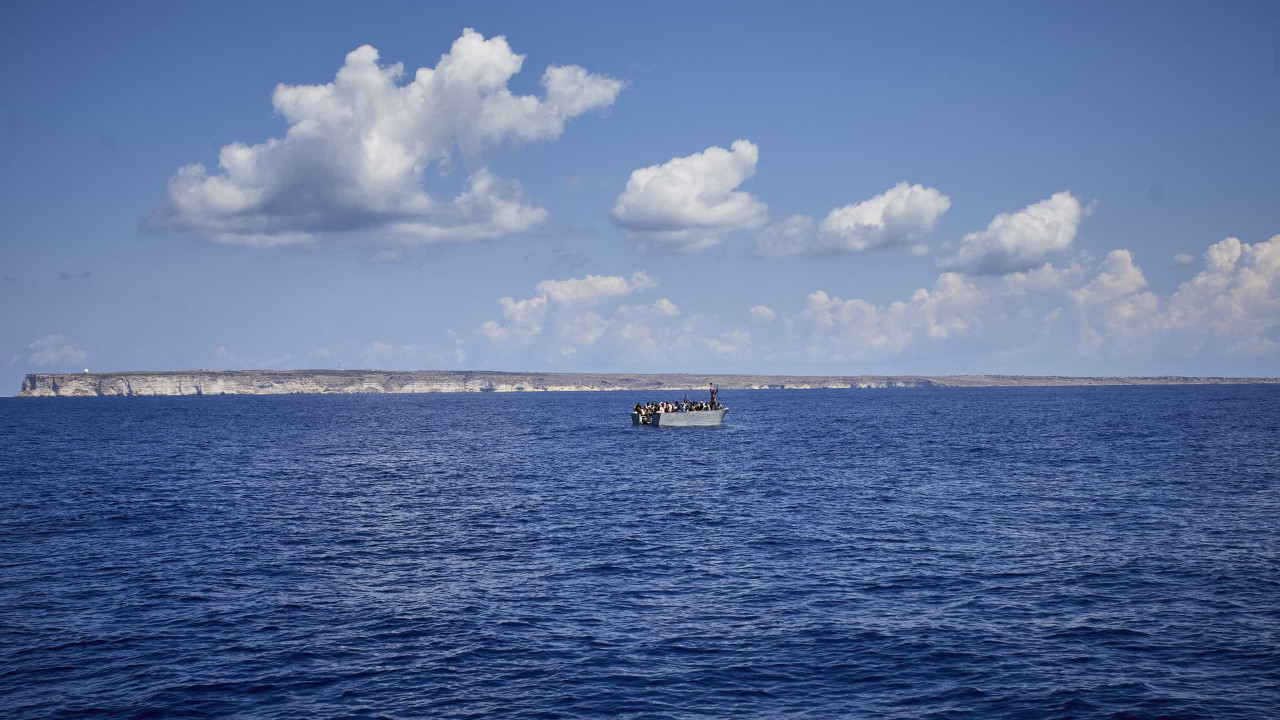 Navio humanitário resgata 108 pessoas no Mediterrâneo Central