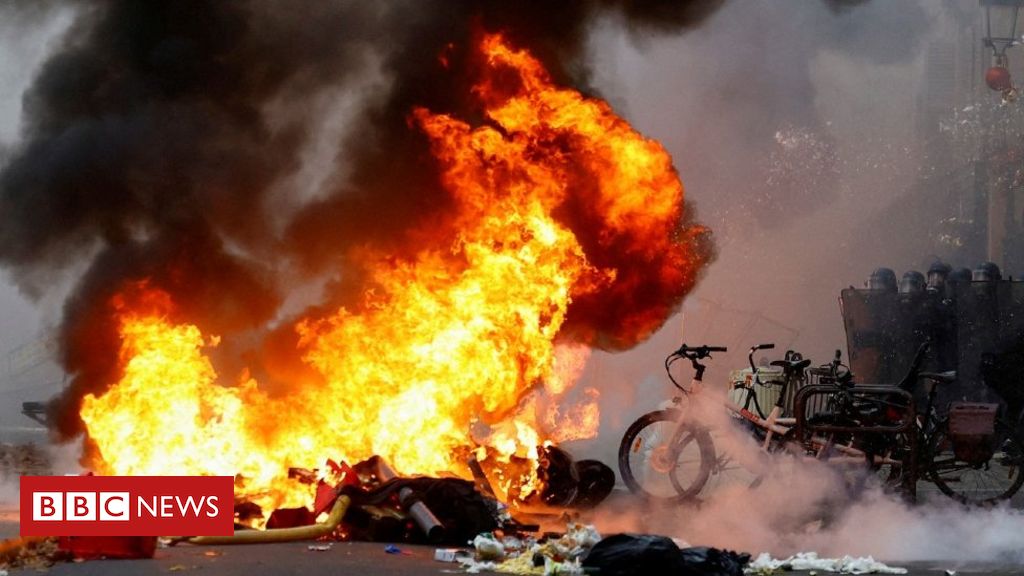 As chocantes imagens da violência em Paris após um protesto contra um ataque que deixou 3 mortos - BBC News Brasil