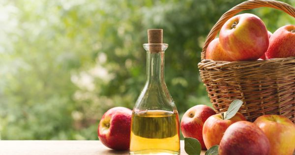 Tomar vinagre de maçã em jejum traz benefícios? Nutricionista esclarece dúvida