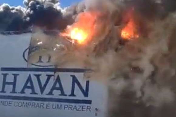 Incêndio destrói loja da Havan em Vitória da Conquista, na Bahia; veja vídeo | O TEMPO