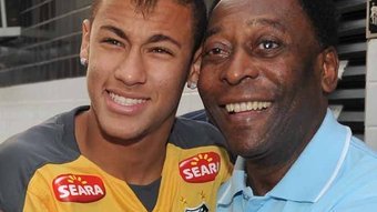 Neymar publica fotos com o Rei e se despede de Pelé através das redes sociais: 'Magia permanecerá'
