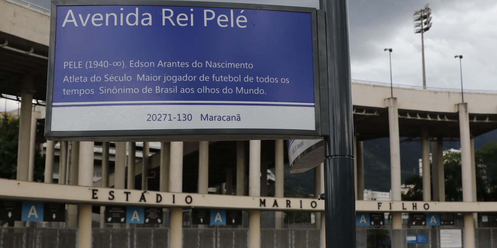 Prefeitura instala placas da Avenida Rei Pelé, em frente ao Maracanã