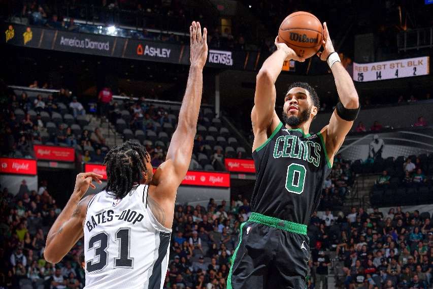 Tatum decide no fim, Celtics batem Spurs e chegam a 6 vitórias em 8 jogos | O TEMPO