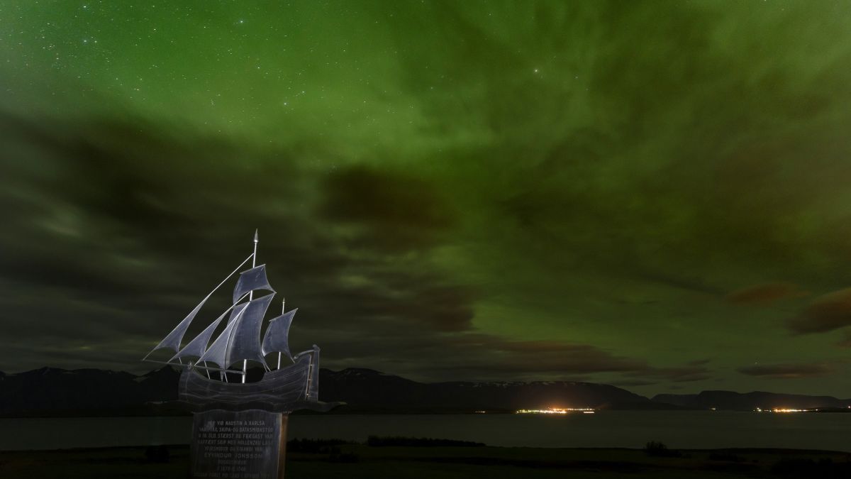 'Absolutely bonkers' aurora lights up the sky above Iceland (video)