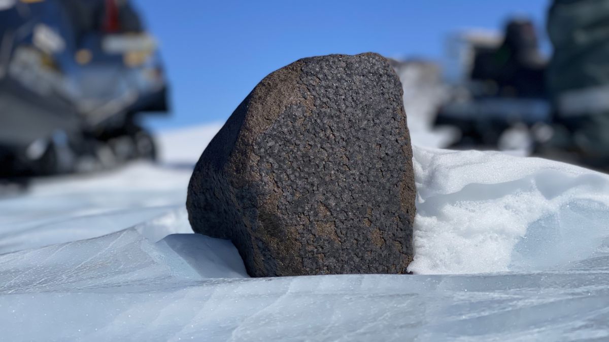 Scientists find 17-pound meteorite in icy Antarctica