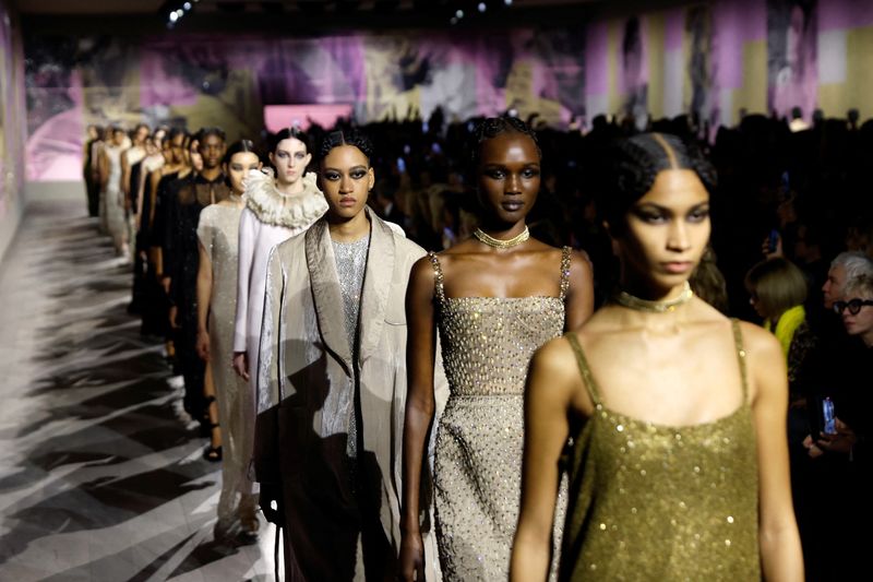 Dior deslumbra com desfile de alta costura inspirado em Josephine Baker em Paris - ISTOÉ DINHEIRO