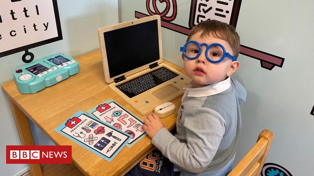Menino que aprendeu a ler sozinho aos 2 anos é aceito na organização Mensa para superdotados - BBC News Brasil