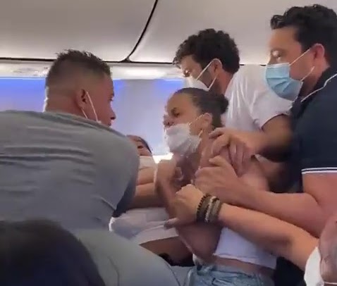 Briga entre passageiros causa tumulto em avião