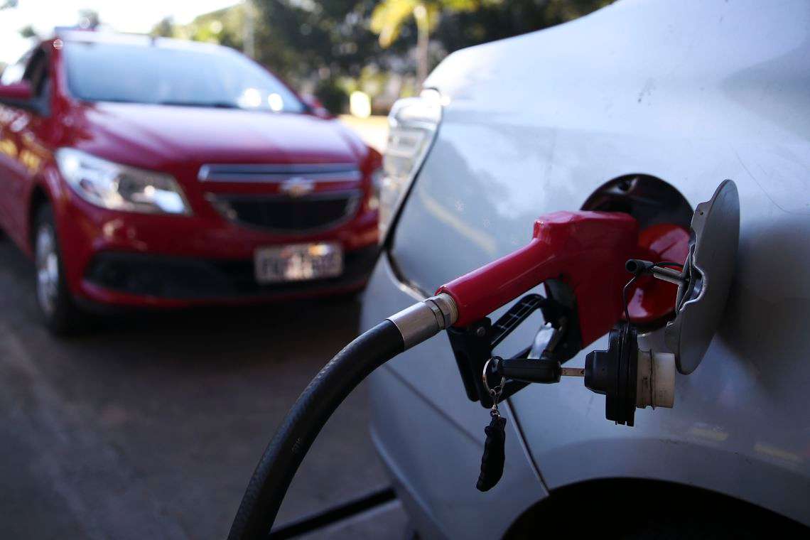 Preço da gasolina sobe 3% no Brasil após reajuste da Petrobras | O TEMPO