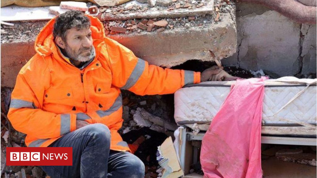 Terremoto na Turquia: a imagem de pai segurando mão de filha morta que mostra desespero de sobreviventes - BBC News Brasil